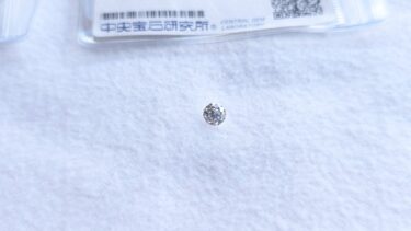 男性のダイヤモンドのピアス